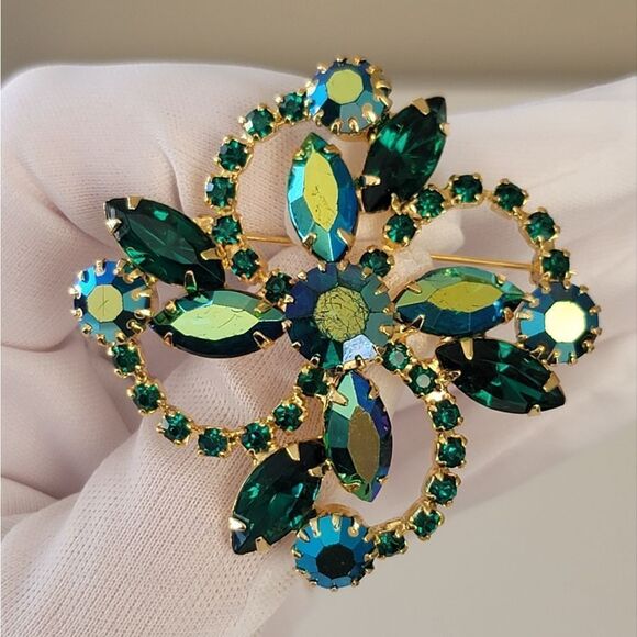 Vintage Brooch Gold Tone Emerald Green Crystals Brooch #506 - Picture 3 of 16